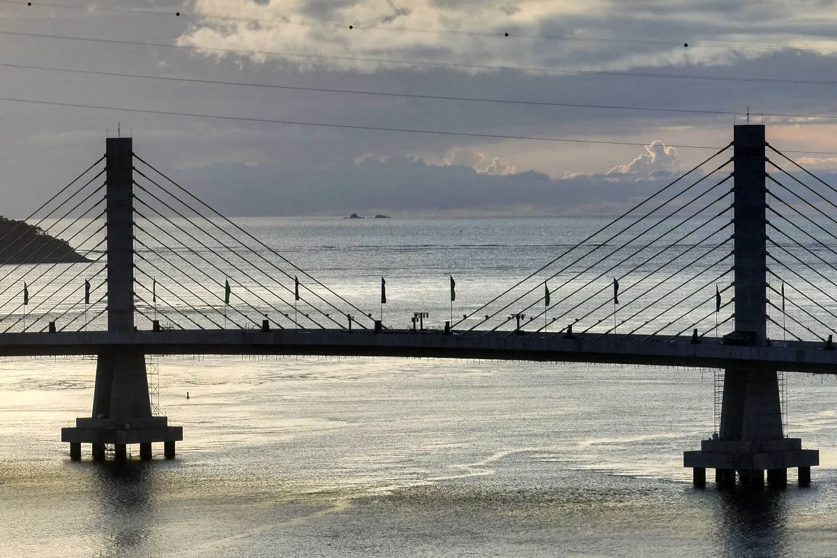 Imagem mostra a ponte de Guaratuba.