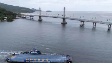 Imagem mostra o passado x o presente: Ferry Boat aposentado e a nova Ponte de Guaratuba em funcionamento.