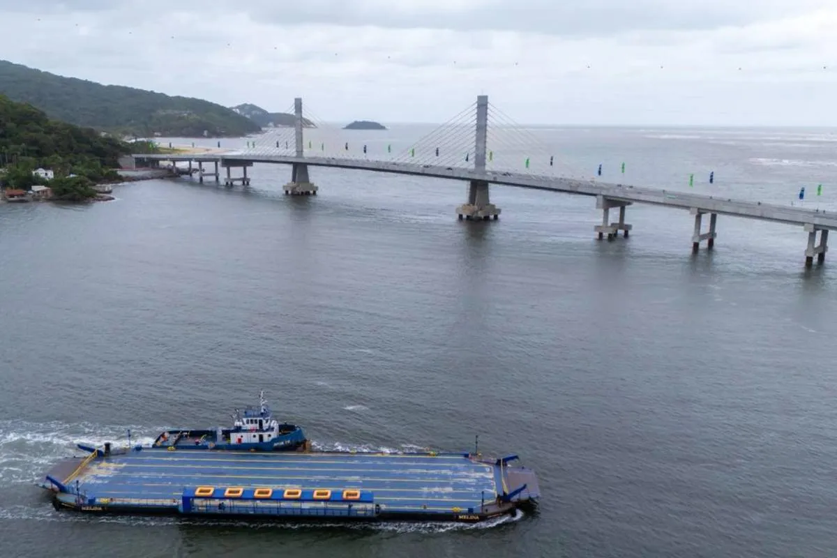 Imagem mostra o passado x o presente: Ferry Boat aposentado e a nova Ponte de Guaratuba em funcionamento.
