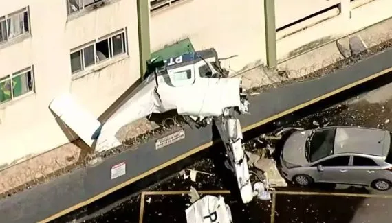 Avião cai e atinge prédio instantes após decolagem em Minas Gerais