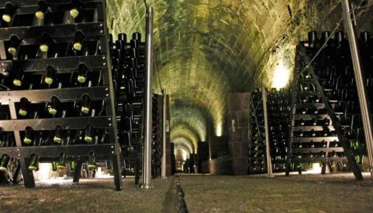 Os vinhos descansam em um antigo túnel de trem