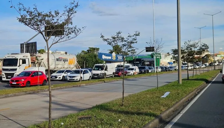 imagem mostra trânsito intenso na linha verde, na região do tarumã