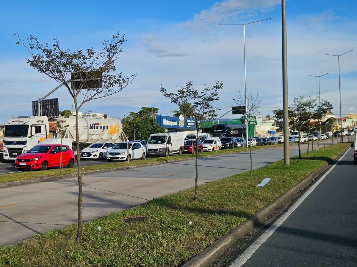 imagem mostra trânsito intenso na linha verde, na região do tarumã