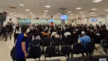 Imagem mostra o saguão de atendimento no TRE-PR