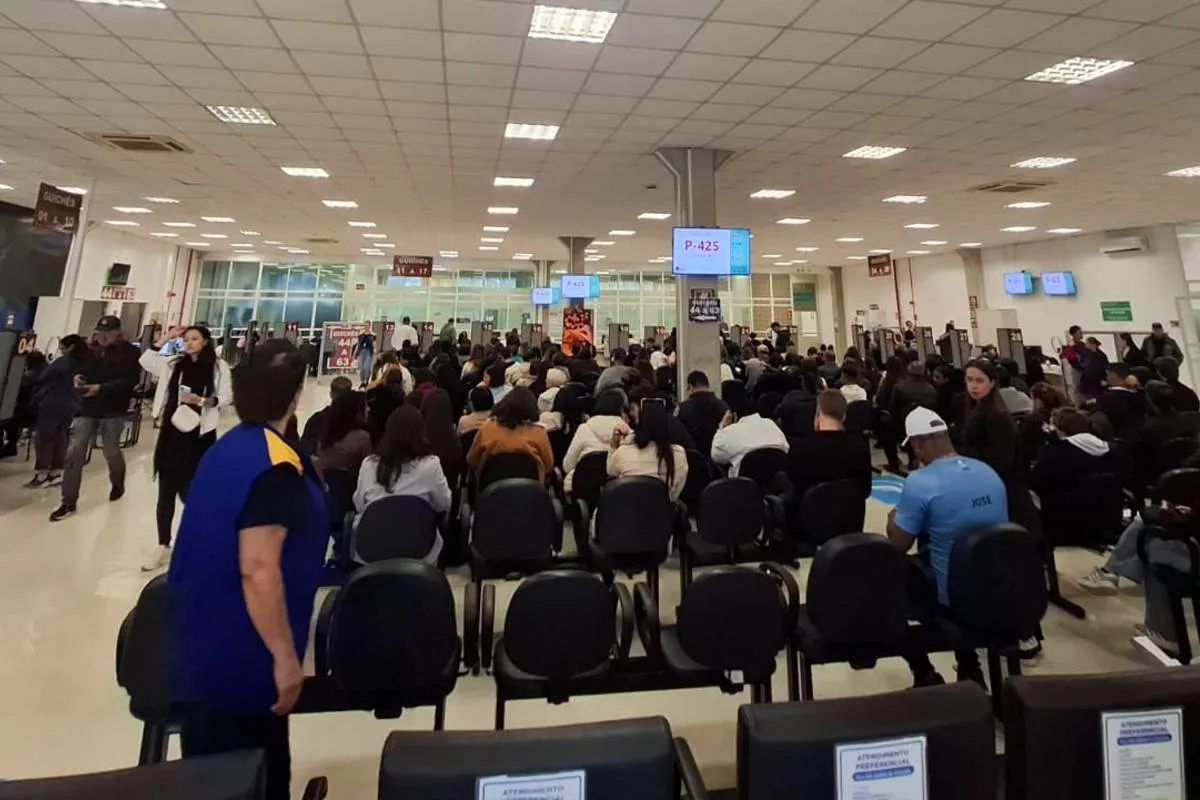 Imagem mostra o saguão de atendimento no TRE-PR