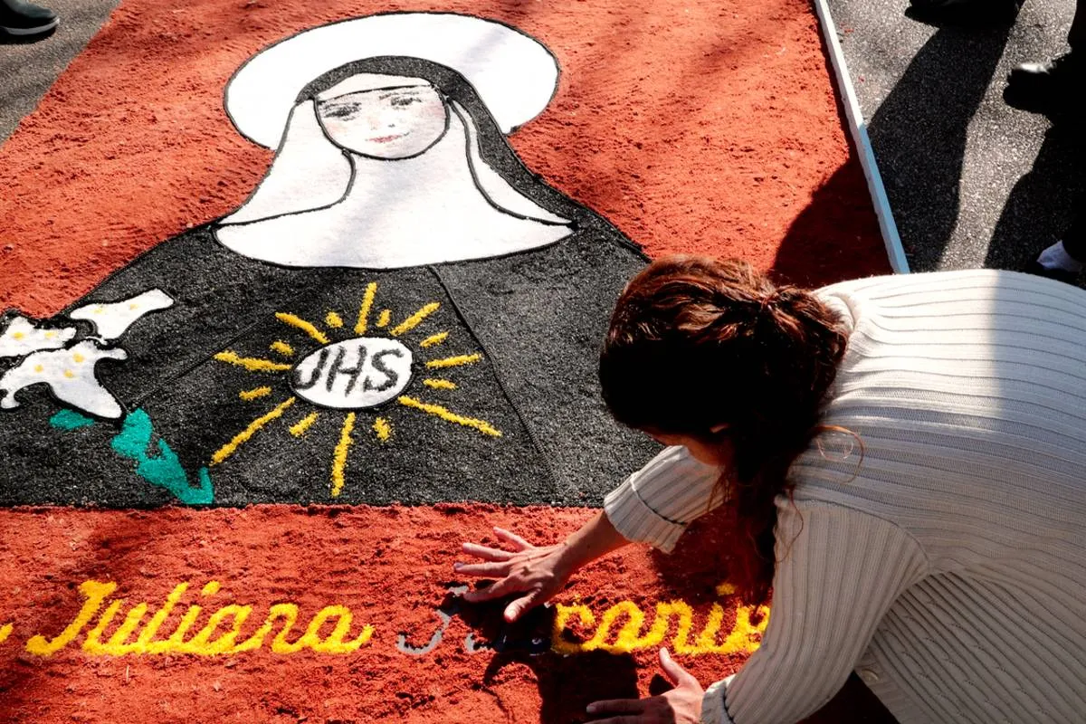 Imagem mostra a confecção de um tradicional tapete de Corpus Christi.