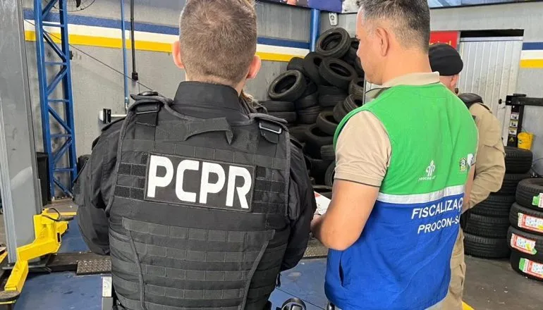 Operação interdita lojas de pneus suspeitas de enganar clientes em Curitiba e região