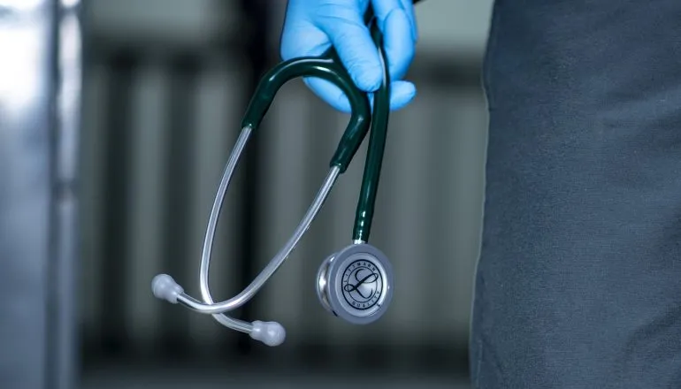 Unipar reestrutura Medicina após nota baixa em exame nacional; Uningá silencia
