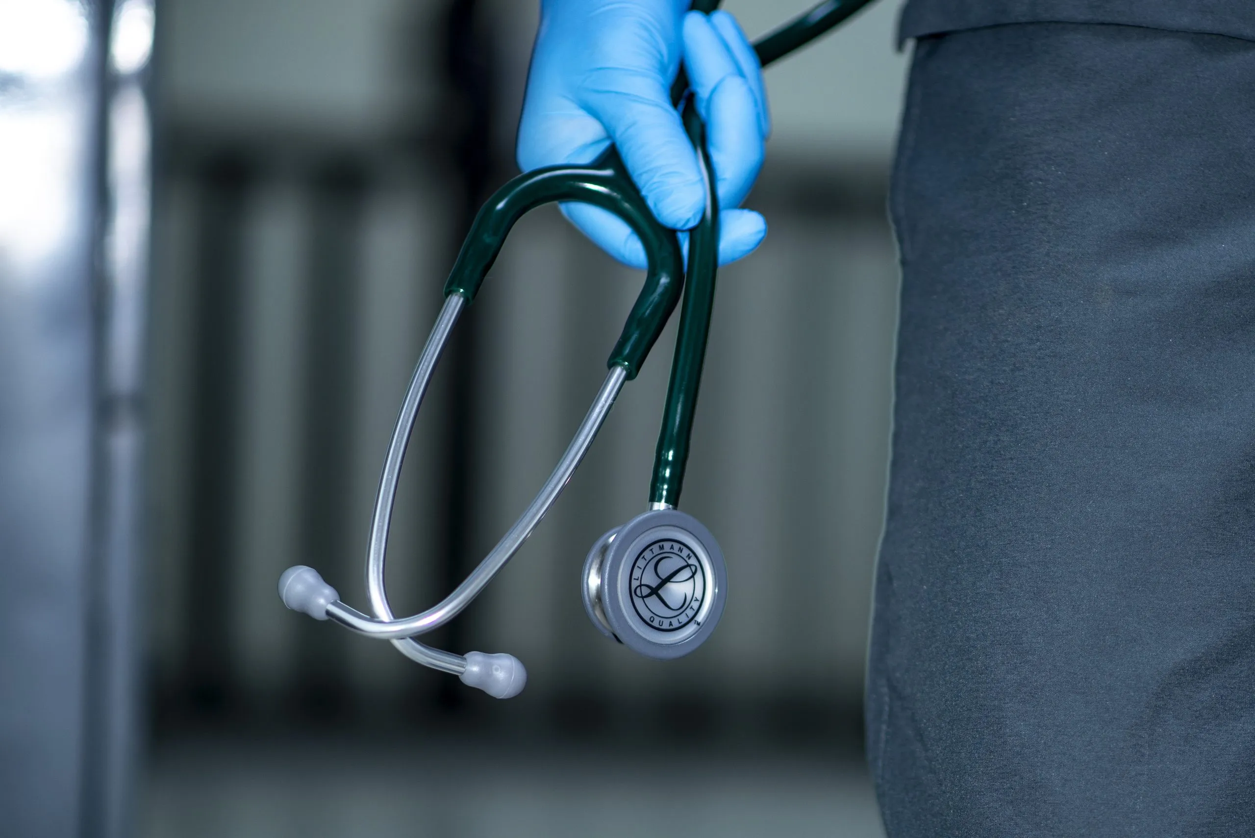 Para o Conselho Regional de Medicina do Paraná (CRM-PR), o desempenho no estado acende um sinal de alerta, especialmente pelos resultados de cursos privados como os da Unipar e da Uningá. Foto: fernando zhiminaicela por Pixabay