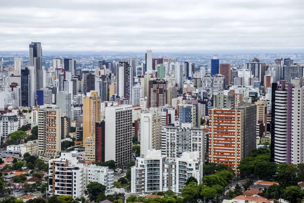 Aeronáutica altera plano de proteção de voos e reduz limite de altura de novos edifícios em Curitiba. - Na imagem, Vista aérea da cidade.
