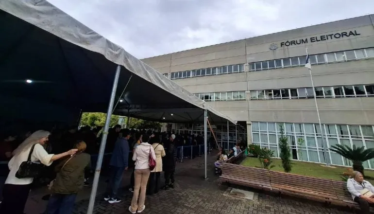 Fila gigante no TRE-PR: quem NÃO precisa ir ao cartório no último dia do prazo