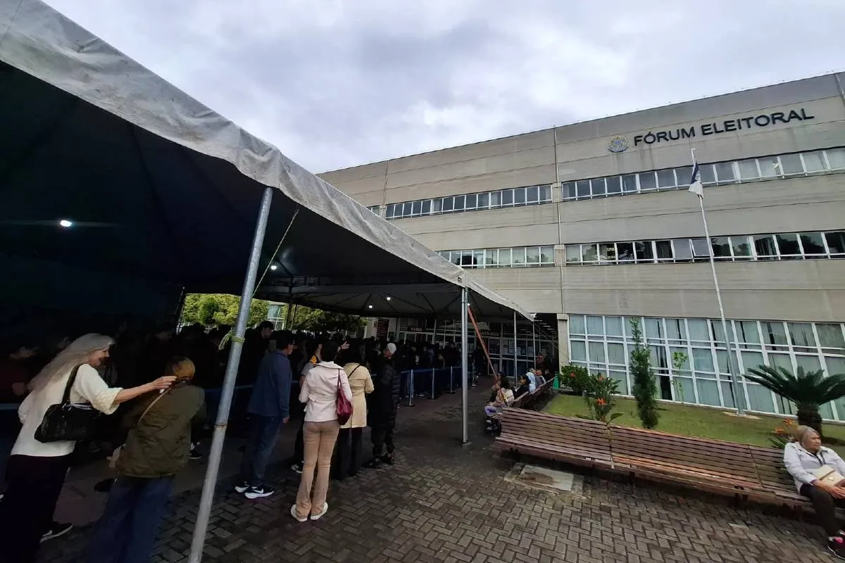 Imagem mostra uma fila enorme no TRE-PR