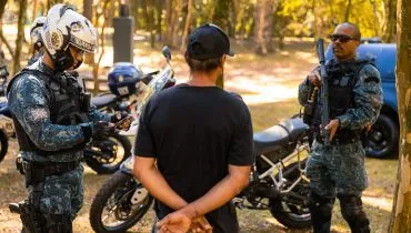Cão policial encontra drogas e homem é preso em operação no Parque Barigui