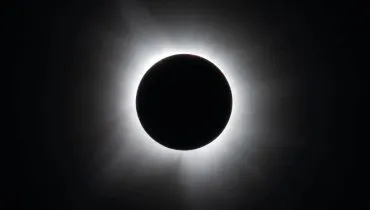 Imagem mostra um eclipse solar total.
