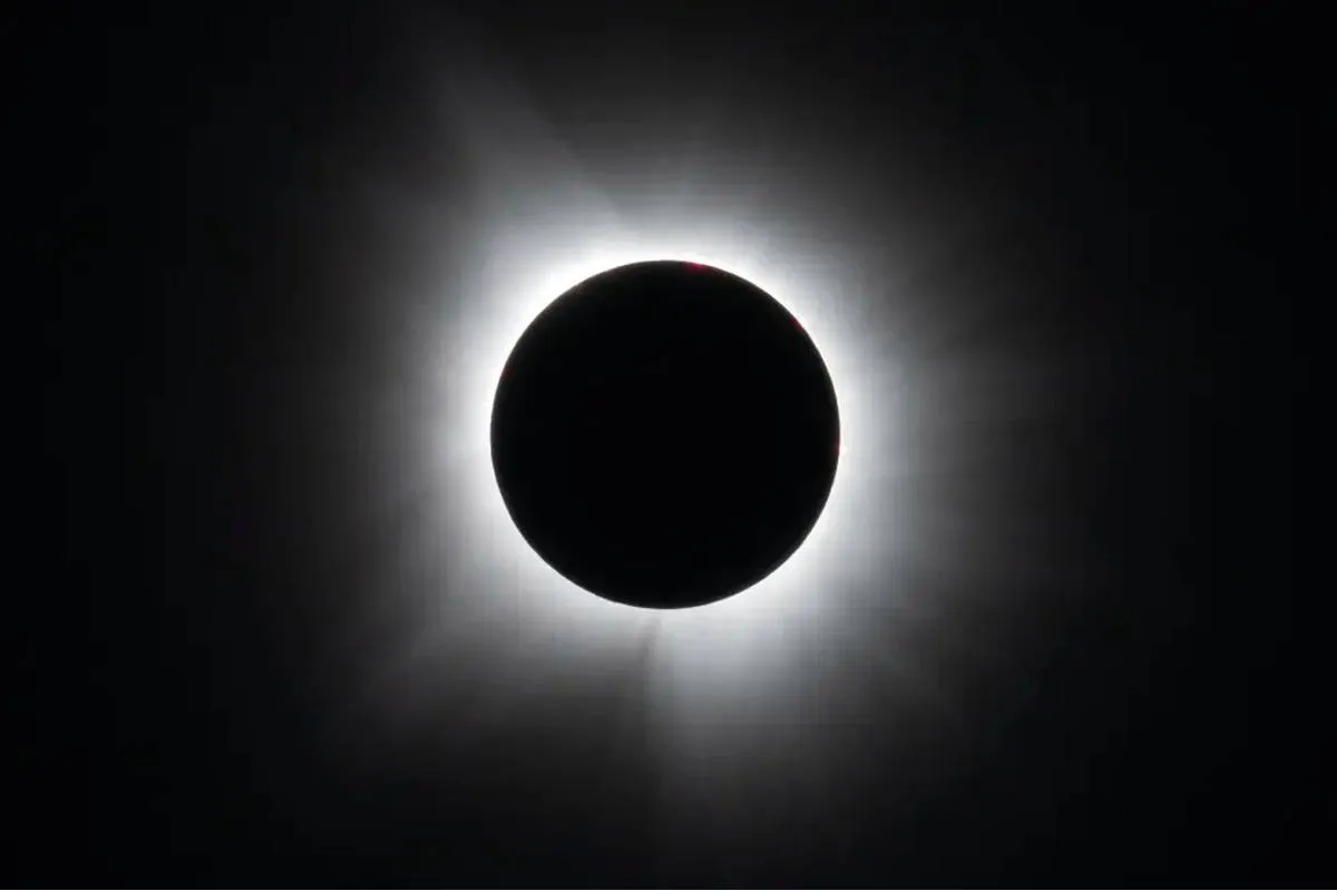Imagem mostra um eclipse solar total.