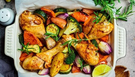 Almoço proteico: 5 receitas leves com frango e peixe para o dia a dia