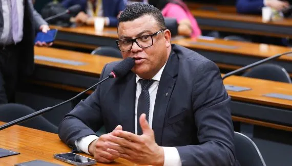 Deputado que discutiu com garota de programa anuncia pré-candidatura