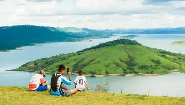 Quem desce pela maior tirolesa do Paraná tem uma visão privilegiada da represa