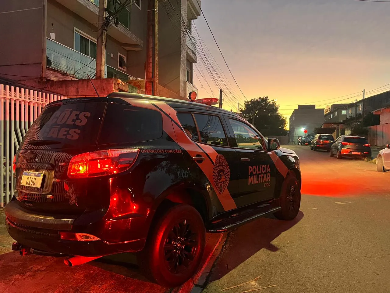Viatura da Polícia Militar do Paraná durante operação policial no início da manhã.