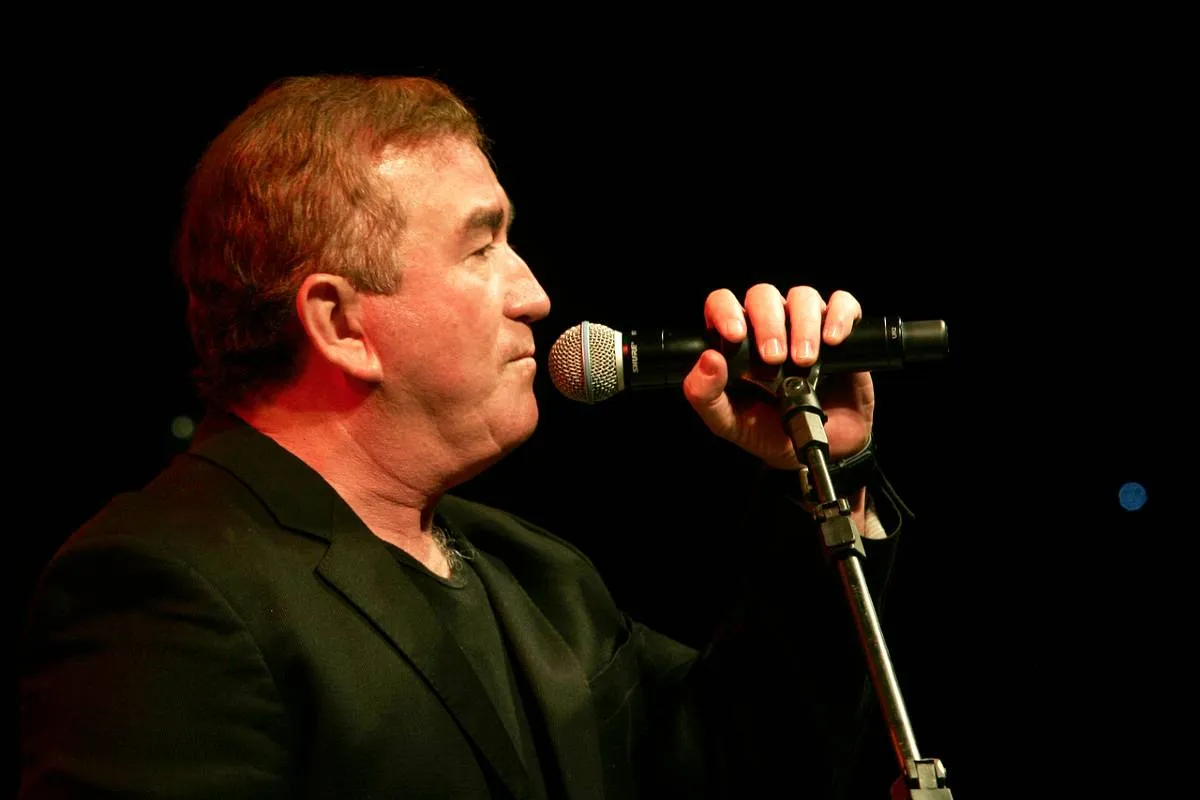 Imagem mostra o cantor Amado Batista.