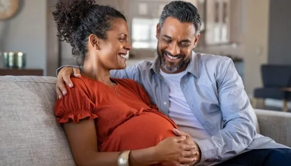 O que o bebê sente na barriga da mãe? Entenda os marcos da gestação 