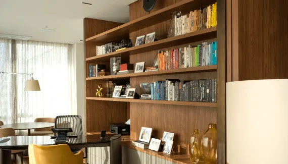 Estantes: 3 motivos para incluir o móvel em projetos de interiores atuais