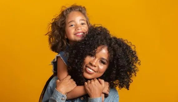 Brava, amorosa ou divertida? Conheça a mãe de cada signo