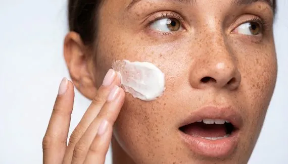Cientistas paranaenses transformam proteína da seda em cosmético que rejuvenesce a pele