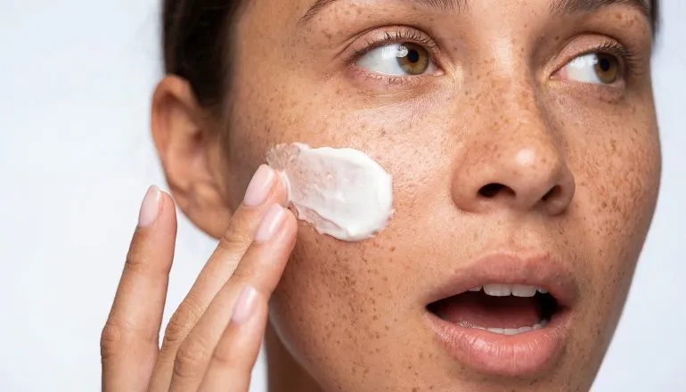 Cientistas paranaenses transformam proteína da seda em cosmético que rejuvenesce a pele