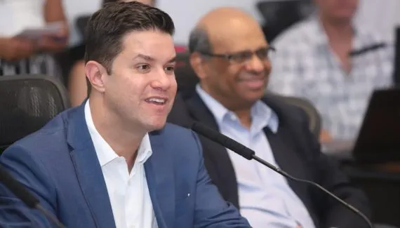 Guto Silva confirma pré-candidatura ao Senado e leva base de Ratinho Jr a disputa tripla