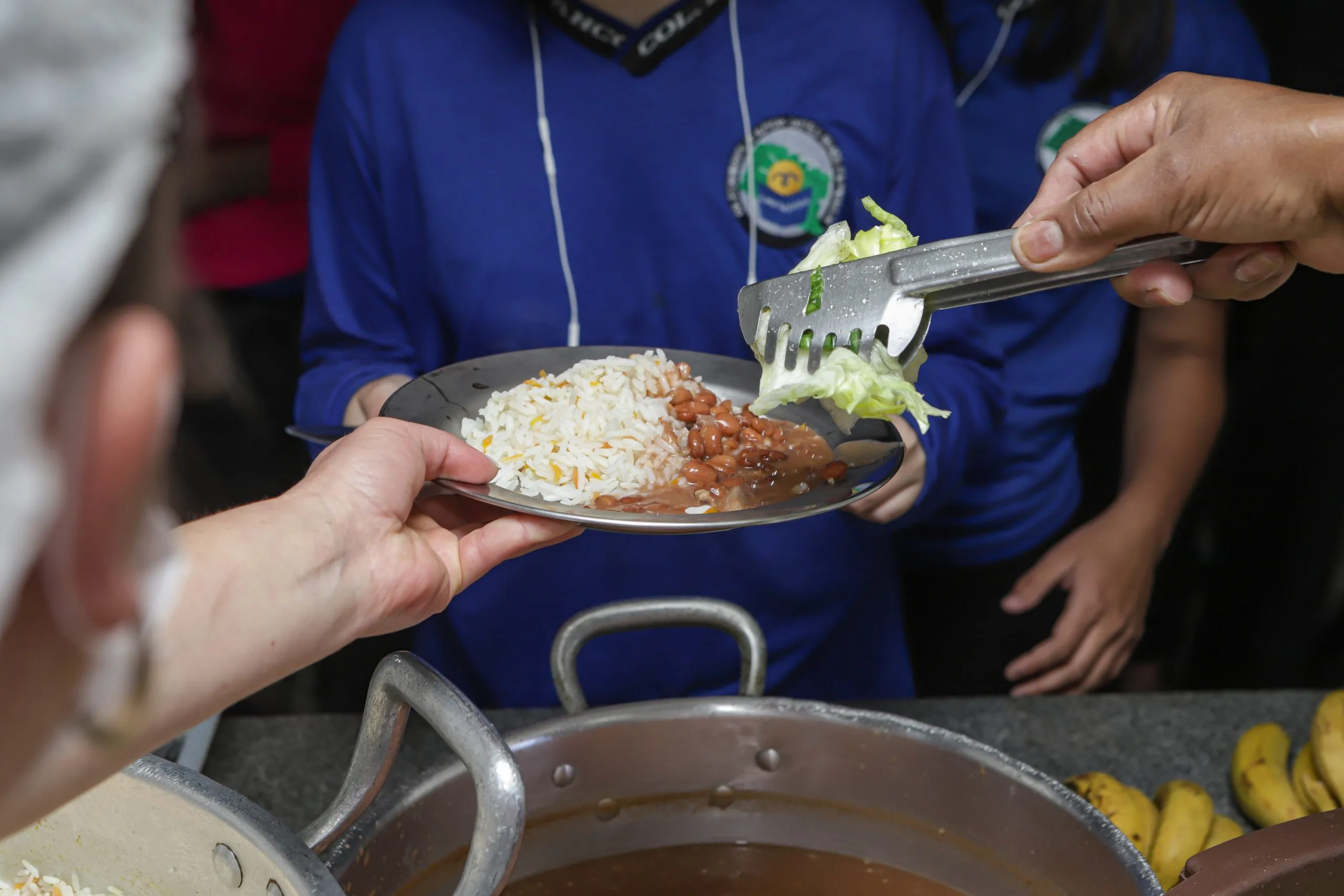 Oferta de alimentos frescos e redução de ultraprocessados estão entre os pontos apontados por especialistas como fatores que podem influenciar concentração e rendimento escolar.