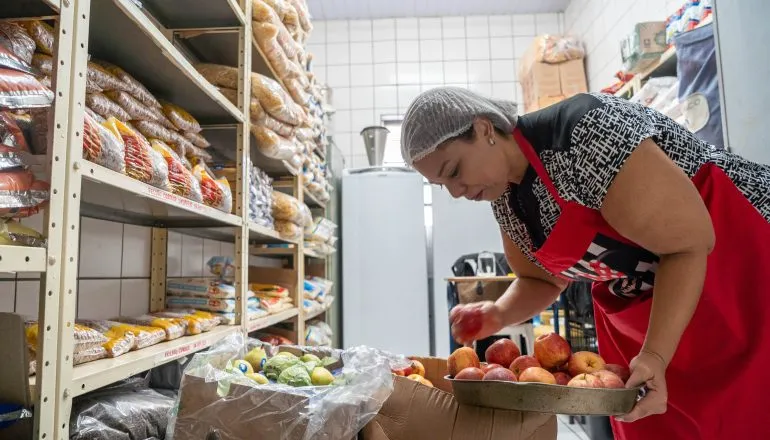 Estudo do Ipea aponta relação entre maior oferta de alimentos frescos na merenda e melhora no desempenho escolar de estudantes da rede pública.