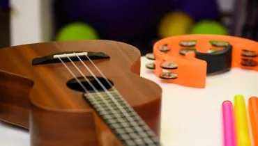 Pesquisa da UEL identificou que a música pode estimular interação, atenção e bem-estar em pessoas com Alzheimer, mesmo em fases avançadas da doença.