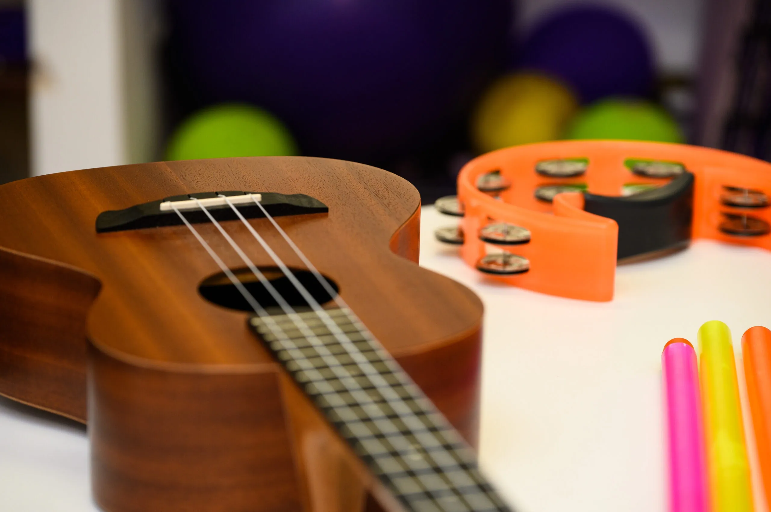 Pesquisa da UEL identificou que a música pode estimular interação, atenção e bem-estar em pessoas com Alzheimer, mesmo em fases avançadas da doença.