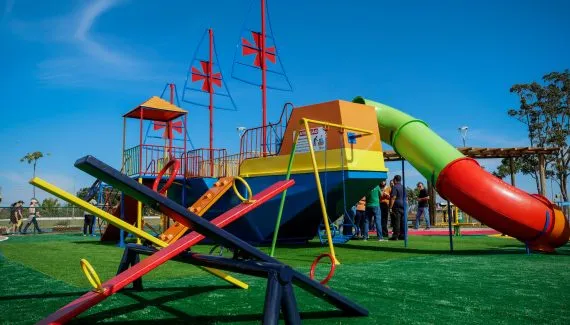 Parque das Águas ganha novo playground com navio, jet ski e tobogãs