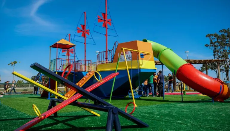 Parque das Águas ganha novo playground com navio, jet ski e tobogãs