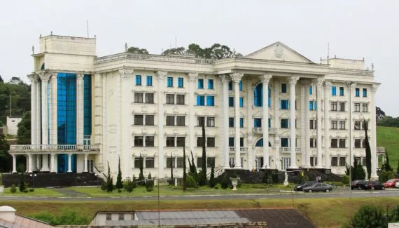 Prédio histórico de universidade em Curitiba vai a leilão por R$ 100 milhões
