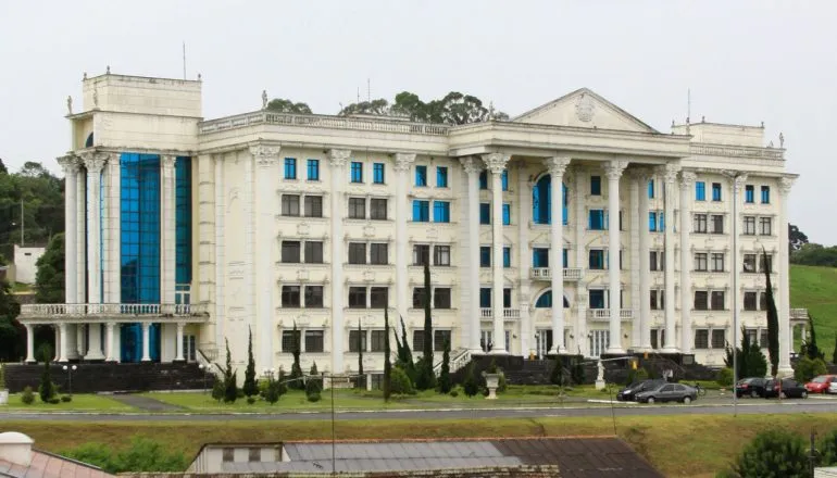 Prédio histórico de universidade em Curitiba vai a leilão por R$ 100 milhões