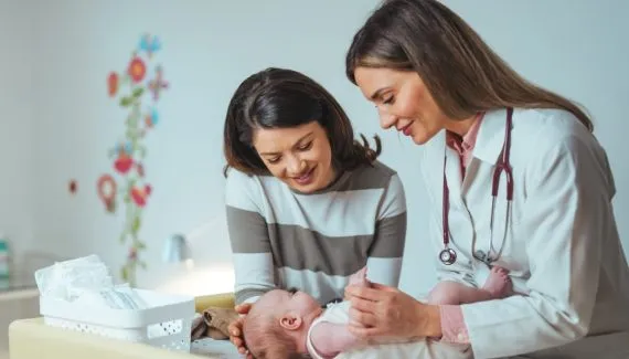 Assimetria na cabeça do bebê: entenda quando é comum e quando se preocupar