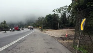 Caminhão cai de viaduto na BR-277 após colisão; passageira morreu