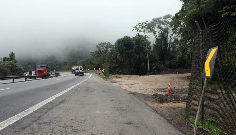 Caminhão cai de viaduto na BR-277 após colisão; passageira morreu