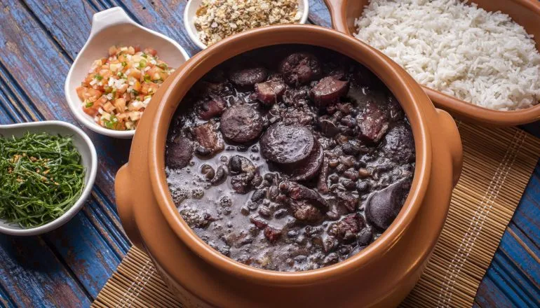 Escola de samba de Curitiba lança samba-enredo de 2027 com feijoada