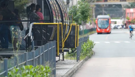 Vandalismo em estações-tubo de Curitiba supera total de 2025 em quatro meses