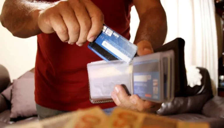 Cartão de crédito é o vilão de 93,2% das famílias endividadas no Paraná
