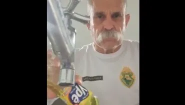 Imagem mostra o deputado federal Sargento Fahur com um detergente da marca Ypê nas mãos.