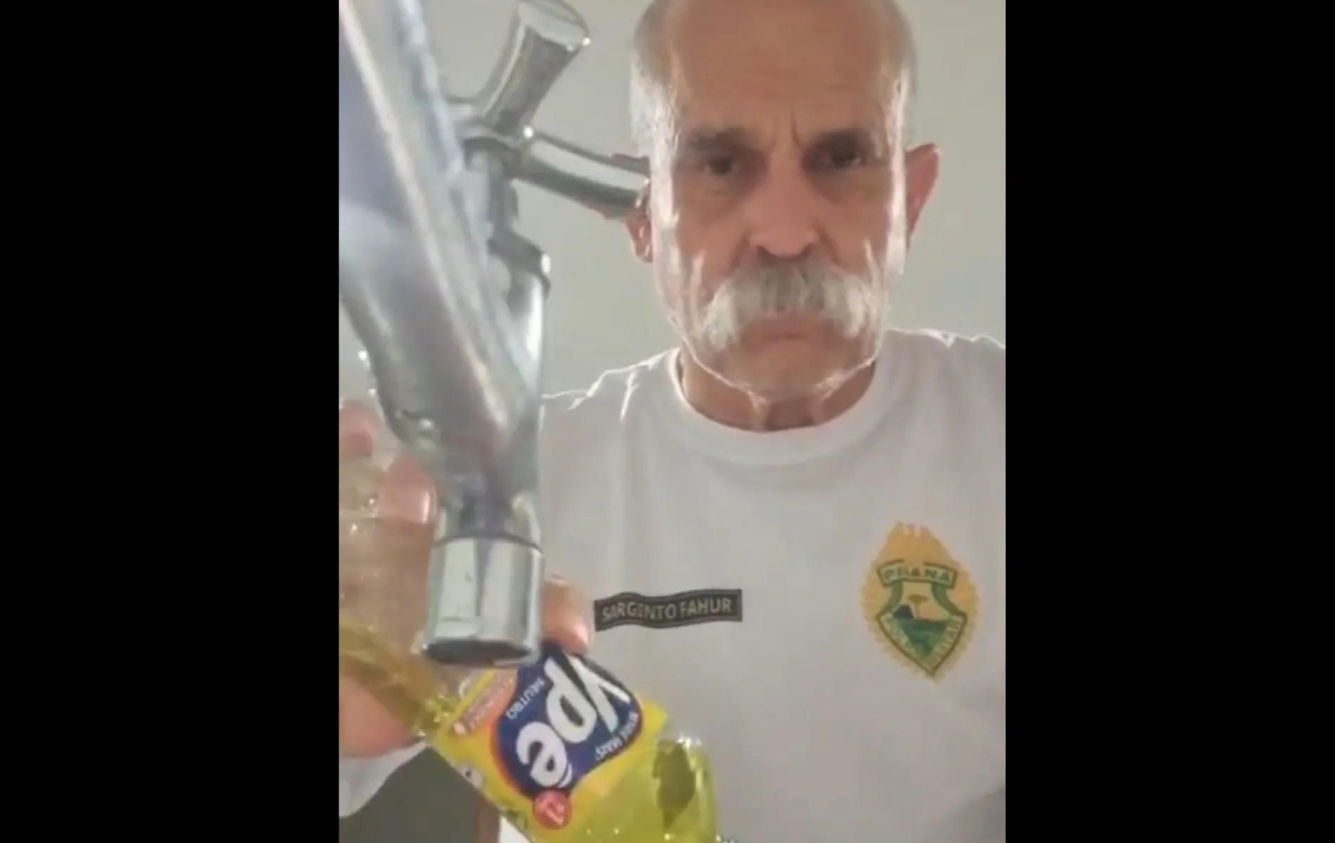 Imagem mostra o deputado federal Sargento Fahur com um detergente da marca Ypê nas mãos.