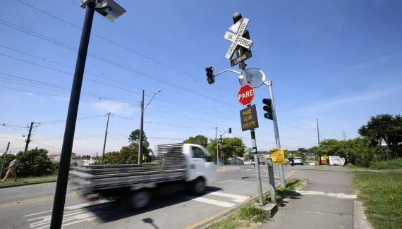 Homem fica ferido ao ser atingido por trem em Curitiba