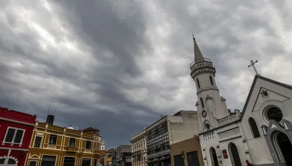 Paraná tem alerta para chuvas intensas, ventos fortes e granizo neste sábado