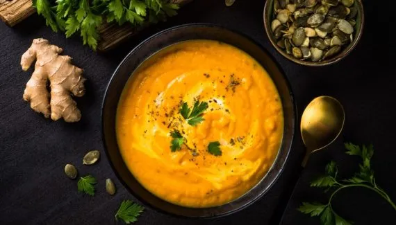 7 receitas de caldos, cremes e sopas low carb para os dias frios