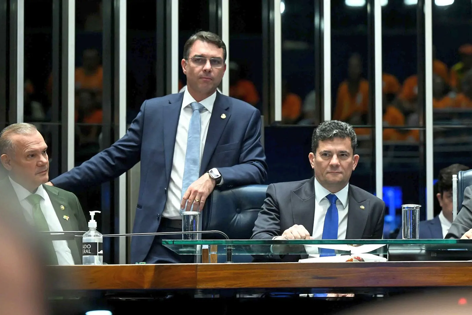 Sergio Moro e Flávio Bolsonaro em sessão no Senado: entrada de Moro no PL desencadeou reação de prefeitos no Paraná